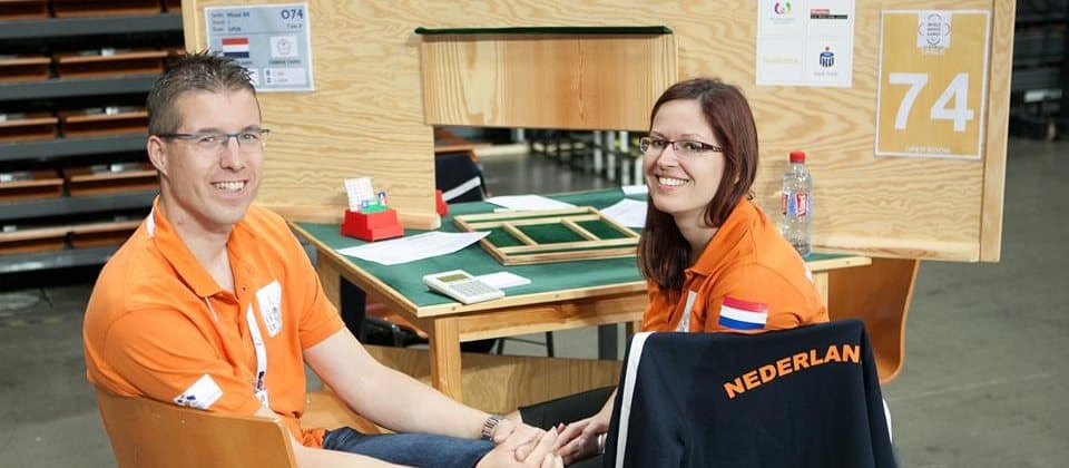 Richard en Magie aan een bridgetafel, in de oranje shirts van het Nederlandse team